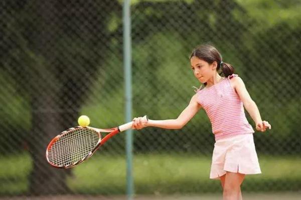 打網(wǎng)球會讓手臂變粗嗎 打網(wǎng)球?qū)曈泻锰巻?>
               <p class=