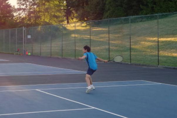 打網(wǎng)球會讓手臂變粗嗎 打網(wǎng)球?qū)曈泻锰巻? alt=