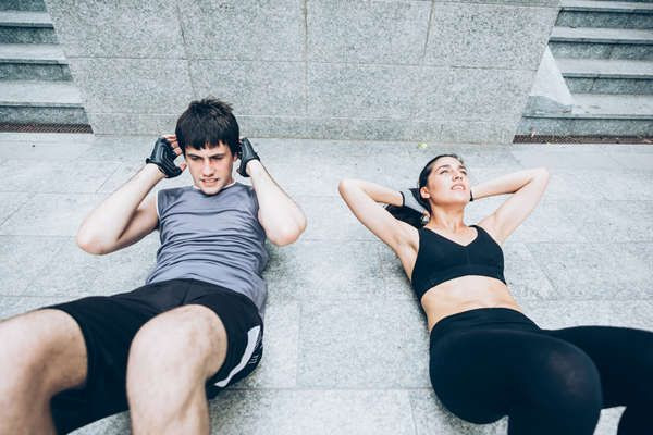 仰臥起坐必須抱頭嗎 仰臥起坐抱頭有什么危害 仰臥起坐必須抱頭嗎 仰臥起坐抱頭有什么危害