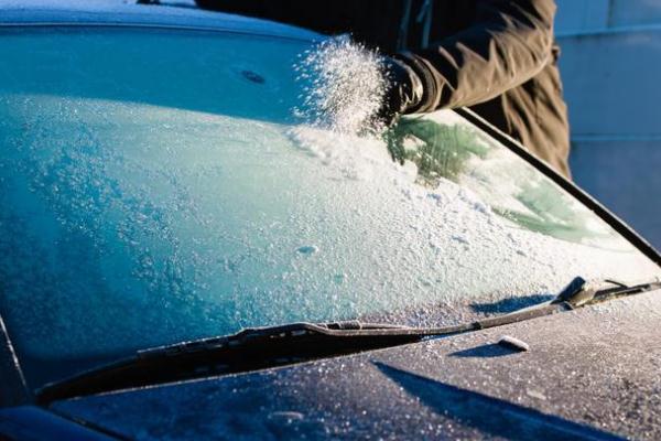 車(chē)窗結(jié)冰怎么快速清理 車(chē)窗結(jié)冰可以用熱水嗎