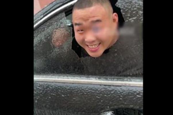 車(chē)窗結(jié)冰怎么快速清理 車(chē)窗結(jié)冰可以用熱水嗎