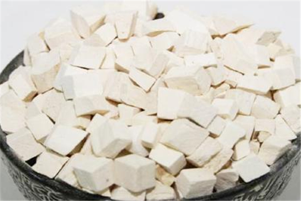 葛根可以煲湯喝嗎 葛根與什么煲湯最好 葛根可以煲湯喝嗎 葛根與什么煲湯最好