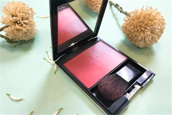 腮紅飛粉跟刷子有關(guān)系嗎 腮紅飛粉怎么補救 腮紅飛粉跟刷子有關(guān)系嗎 腮紅飛粉怎么補救