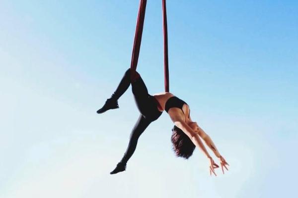 空中瑜伽好處及作用 空中瑜伽和地面瑜伽哪個(gè)更好 空中瑜伽好處及作用 空中瑜伽和地面瑜伽哪個(gè)更好