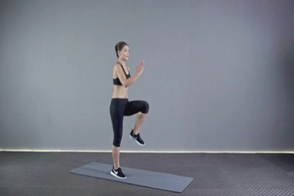 高抬腿會(huì)傷膝蓋嗎 高抬腿會(huì)瘦肚子嗎 高抬腿會(huì)傷膝蓋嗎 高抬腿會(huì)瘦肚子嗎