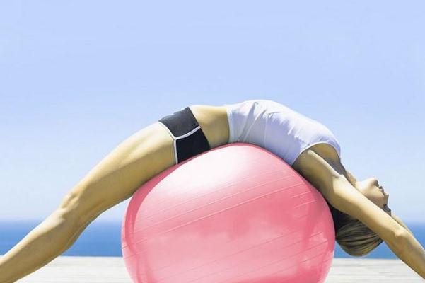 瑜伽球的氣怎么放 使用瑜伽球的注意事項 瑜伽球的氣怎么放 使用瑜伽球的注意事項