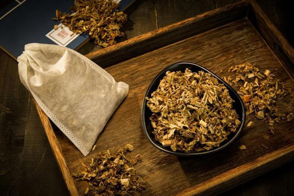 艾葉可以泡酒喝嗎 艾葉泡酒是干的好還是新鮮的好 艾葉可以泡酒喝嗎 艾葉泡酒是干的好還是新鮮的好