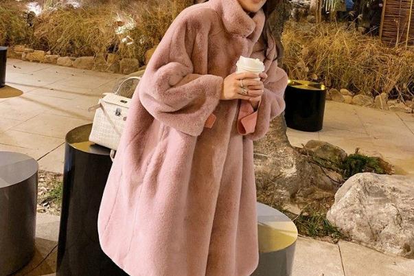 水貂絨的衣服一般什么價(jià)位 水貂絨與仿水貂絨的衣服的區(qū)別 水貂絨的衣服一般什么價(jià)位 水貂絨與仿水貂絨的衣服的區(qū)別