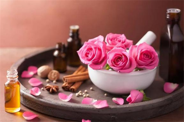 玫瑰精油可以用來護理頭發(fā)嗎 玫瑰精油護發(fā)怎么用 玫瑰精油可以用來護理頭發(fā)嗎 玫瑰精油護發(fā)怎么用