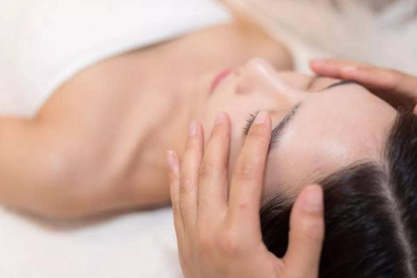 面部刮痧可以提拉緊致皮膚嗎 面部刮痧的紅痧多久可以消 面部刮痧可以提拉緊致皮膚嗎 面部刮痧的紅痧多久可以消