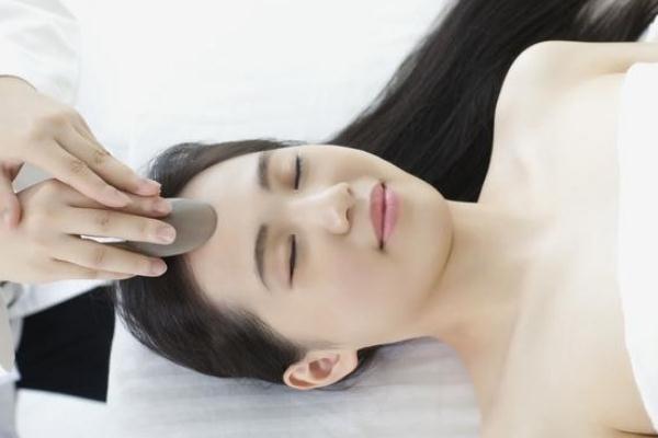 面部刮痧有什么好處與功效 面部刮痧會(huì)讓皮膚松弛嗎 面部刮痧有什么好處與功效 面部刮痧會(huì)讓皮膚松弛嗎