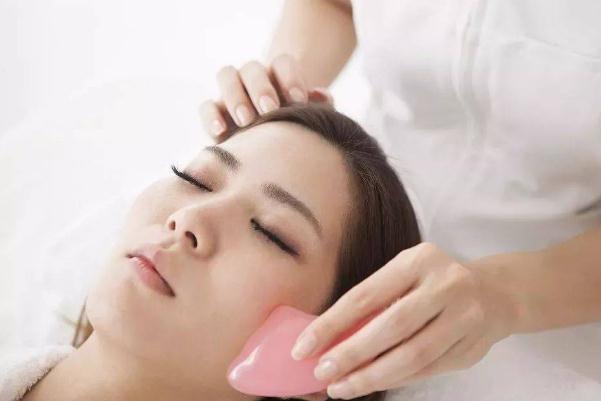 面部刮痧可以提拉緊致皮膚嗎 面部刮痧的紅痧多久可以消 面部刮痧可以提拉緊致皮膚嗎 面部刮痧的紅痧多久可以消