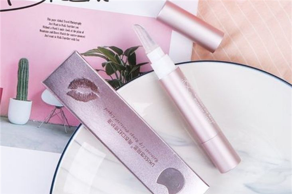 口紅雨衣涂在口紅前面還是后面 口紅雨衣的正確使用方法 口紅雨衣涂在口紅前面還是后面 口紅雨衣的正確使用方法