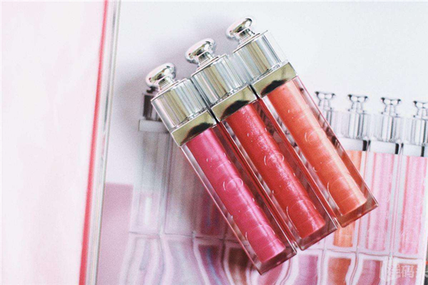 唇蜜和潤唇膏有什么樣的區(qū)別 唇蜜可以當潤唇膏用嗎 唇蜜和潤唇膏有什么樣的區(qū)別 唇蜜可以當潤唇膏用嗎