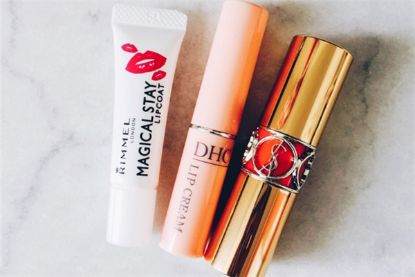 口紅雨衣接吻會掉色嗎 口紅雨衣是啥 口紅雨衣接吻會掉色嗎 口紅雨衣是啥