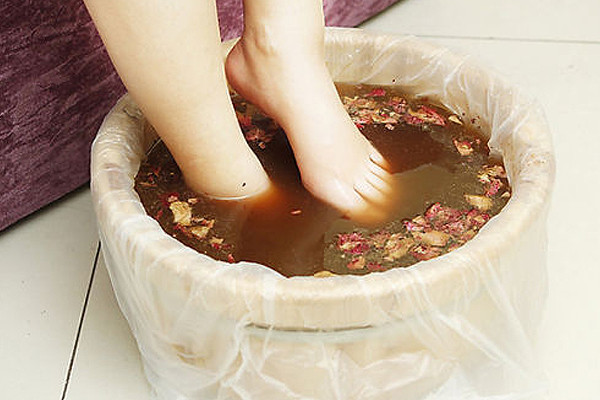 泡腳是早上好還是晚上好 泡腳是出汗好還是不出 泡腳是早上好還是晚上好 泡腳是出汗好還是不出