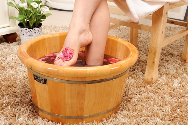 泡腳需要多少度的水溫 泡腳對減肥有用嗎 泡腳需要多少度的水溫 泡腳對減肥有用嗎