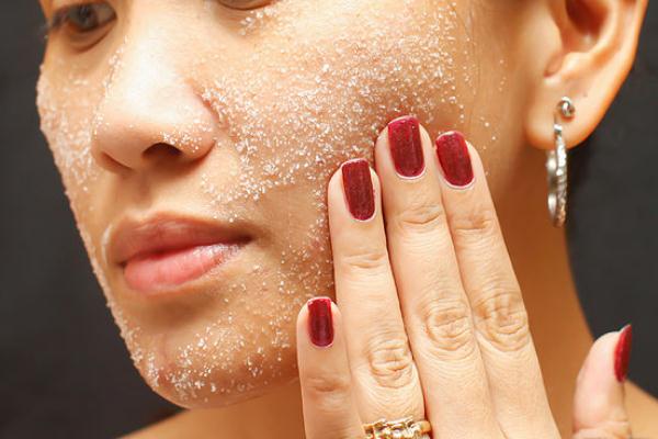 去角質(zhì)對(duì)皮膚有傷害嗎 去角質(zhì)的作用與功效是什么 去角質(zhì)對(duì)皮膚有傷害嗎 去角質(zhì)的作用與功效是什么