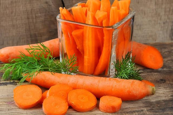 胡蘿卜有什么營養(yǎng)價值 胡蘿卜會讓皮膚變黃嗎 胡蘿卜有什么營養(yǎng)價值 胡蘿卜會讓皮膚變黃嗎