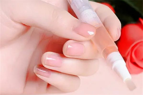 指甲營養(yǎng)油的正確使用方法 指甲營養(yǎng)油什么時候涂 指甲營養(yǎng)油的正確使用方法 指甲營養(yǎng)油什么時候涂