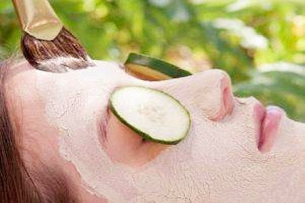 黃瓜片敷臉要切多薄 黃瓜片敷臉怎么敷 黃瓜片敷臉要切多薄 黃瓜片敷臉怎么敷