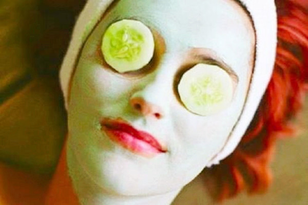 黃瓜片敷臉要切多薄 黃瓜片敷臉怎么敷 黃瓜片敷臉要切多薄 黃瓜片敷臉怎么敷