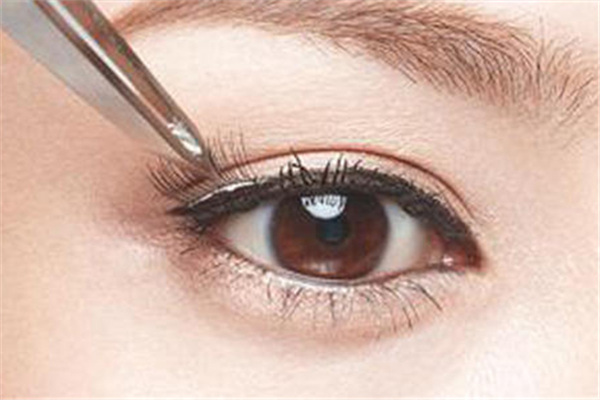 假睫毛天天戴有影響嗎 假睫毛貼上會(huì)不舒服嗎