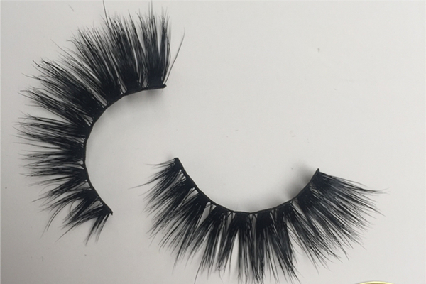 假睫毛貼真睫毛上面還是下面 假睫毛新手怎么貼 假睫毛貼真睫毛上面還是下面 假睫毛新手怎么貼