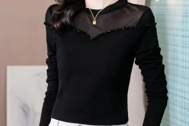 打底衫是黑色好看還是白色好看 打底衫的領子要不要露出來 打底衫是黑色好看還是白色好看 打底衫的領子要不要露出來