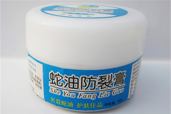 蛇油膏涂上為什么會疼 蛇油膏和凡士林哪個好 蛇油膏涂上為什么會疼 蛇油膏和凡士林哪個好