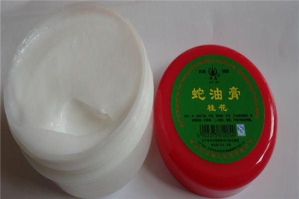 蛇油膏涂上為什么會疼 蛇油膏和凡士林哪個好 蛇油膏涂上為什么會疼 蛇油膏和凡士林哪個好