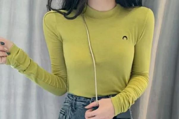 打底衫是黑色好看還是白色好看 打底衫的領子要不要露出來 打底衫是黑色好看還是白色好看 打底衫的領子要不要露出來