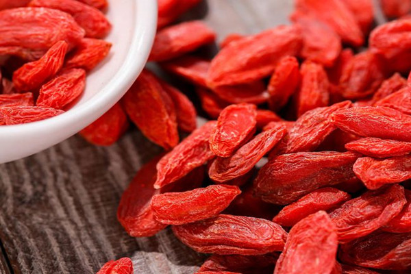 枸杞子可以泡酒嗎 枸杞子泡酒的作用與功效 枸杞子可以泡酒嗎 枸杞子泡酒的作用與功效