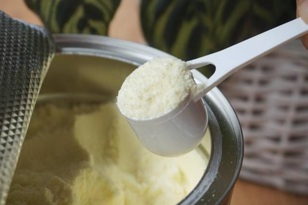 奶粉泡了喝不完可以放多久 奶粉泡了有顆粒正常嗎 奶粉泡了喝不完可以放多久 奶粉泡了有顆粒正常嗎