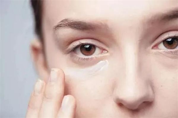 眼睛哭腫了第二天怎么快速消腫 眼睛哭腫了用熱敷還是冷敷 眼睛哭腫了第二天怎么快速消腫 眼睛哭腫了用熱敷還是冷敷