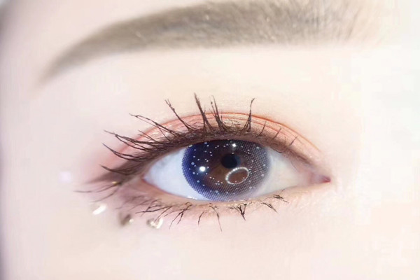 美瞳能用眼藥水泡嗎 美瞳可不可以用礦泉水泡 美瞳能用眼藥水泡嗎 美瞳可不可以用礦泉水泡