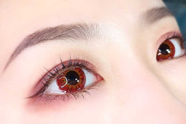 美瞳能用眼藥水泡嗎 美瞳可不可以用礦泉水泡 美瞳能用眼藥水泡嗎 美瞳可不可以用礦泉水泡