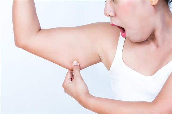 拜拜肉是什么原因造成的 拜拜肉能減掉嗎 拜拜肉是什么原因造成的 拜拜肉能減掉嗎