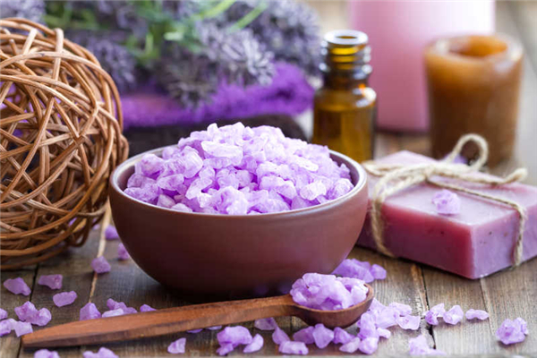 沐浴鹽直接搓臉對(duì)皮膚好嗎 沐浴鹽有用嗎 沐浴鹽直接搓臉對(duì)皮膚好嗎 沐浴鹽有用嗎