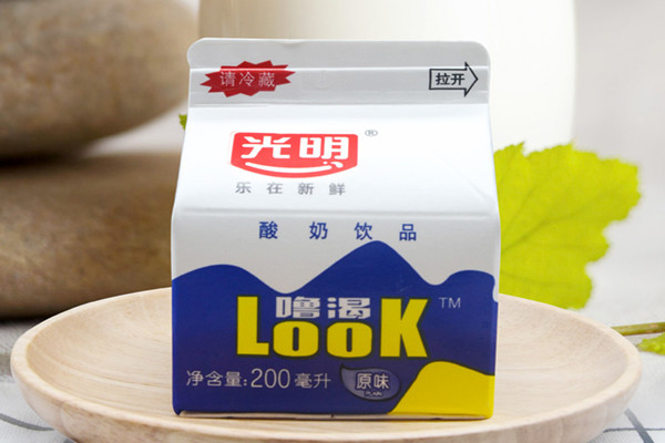 光明?？仕崮瘫Ｙ|(zhì)期多久 光明?？仕崮炭梢猿乇４鎲?></p><h3>光明?？仕崮逃惺裁刺攸c</h3><p>巴氏殺菌工藝，營養(yǎng)流失少，更接近于原奶。 口感細(xì)膩，奶香濃郁，入口純滑，促進(jìn)鈣等多種礦物質(zhì)吸收，幫助人體消化乳糖。 營養(yǎng)指標(biāo)高于同類產(chǎn)品，營養(yǎng)價值很高的一等奶，好營養(yǎng)更健康。 酸奶的原料是牛奶、蔗糖和乳酸菌發(fā)酵劑。酸奶不僅保了牛奶中所有的營養(yǎng)成分，而且因為發(fā)酵，其中營養(yǎng)素更容易被人體消化吸收，因此它在促進(jìn)生長、改善營養(yǎng)方面的作用比牛奶更為優(yōu)越。</p><p align=