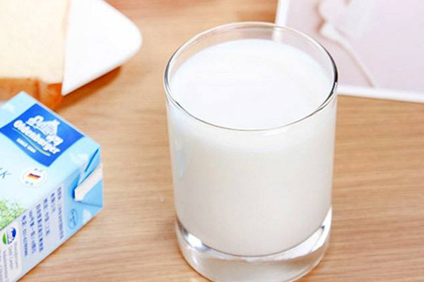 純牛奶的熱量高嗎 純牛奶喝了長(zhǎng)胖嗎 純牛奶的熱量高嗎 純牛奶喝了長(zhǎng)胖嗎