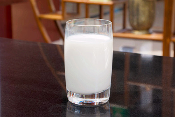 純牛奶能和雞蛋一起吃嗎 純牛奶能和紅薯一起吃嗎 純牛奶能和雞蛋一起吃嗎 純牛奶能和紅薯一起吃嗎