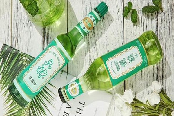 六神花露水有酒精嗎 六神花露水適合任何膚質(zhì)嗎 六神花露水有酒精嗎 六神花露水適合任何膚質(zhì)嗎