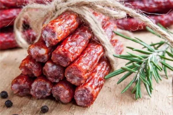 臘腸滴油了是不是就可以吃了 臘腸滴油怎么處理 臘腸滴油了是不是就可以吃了 臘腸滴油怎么處理