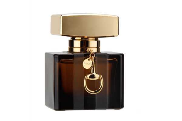 香水可以噴在衣服上嗎 香水可以噴在皮膚上嗎 香水可以噴在衣服上嗎 香水可以噴在皮膚上嗎