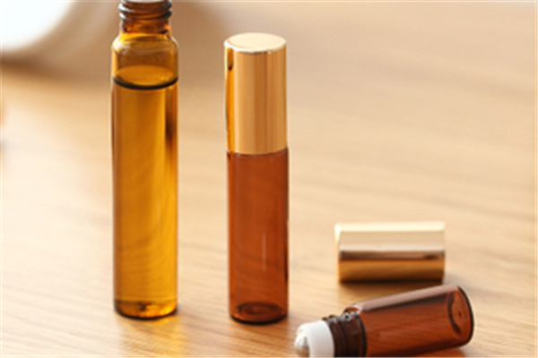 單方精油可以滴在護膚品直接用嗎 單方精油可以加在爽膚水里邊嗎 單方精油可以滴在護膚品直接用嗎 單方精油可以加在爽膚水里邊嗎