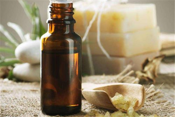 單方精油可以直接用在皮膚上嗎 單方精油直接涂臉上的后果 單方精油可以直接用在皮膚上嗎 單方精油直接涂臉上的后果