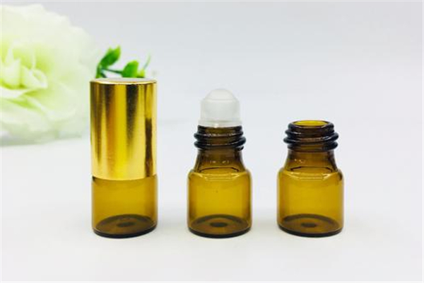 單方精油可以滴在護膚品直接用嗎 單方精油可以加在爽膚水里邊嗎 單方精油可以滴在護膚品直接用嗎 單方精油可以加在爽膚水里邊嗎