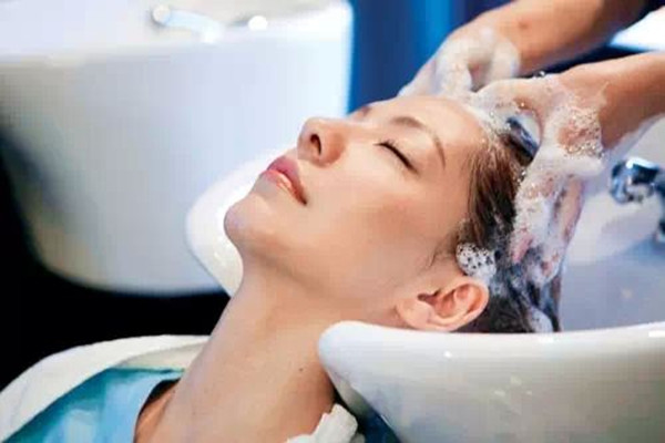 洗頭可以加點(diǎn)白醋嗎 洗頭加白醋可以去屑嗎 洗頭可以加點(diǎn)白醋嗎 洗頭加白醋可以去屑嗎