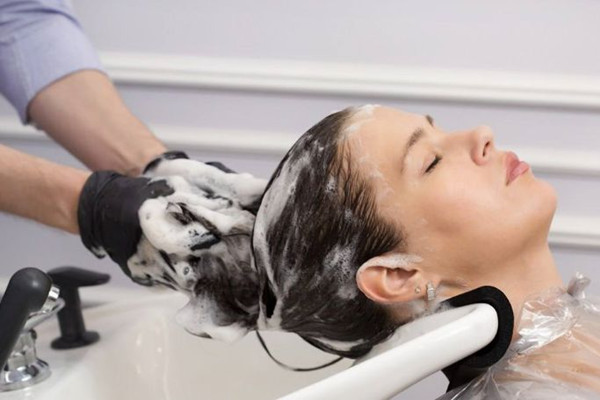 冬天洗頭發(fā)幾天洗一次 冬天洗頭發(fā)要不要吹干 冬天洗頭發(fā)幾天洗一次 冬天洗頭發(fā)要不要吹干